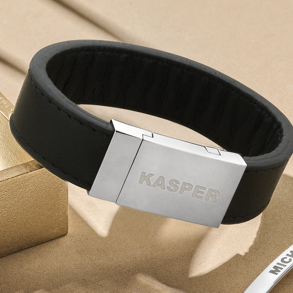 Schwarzes Lederarmband mit Gravur