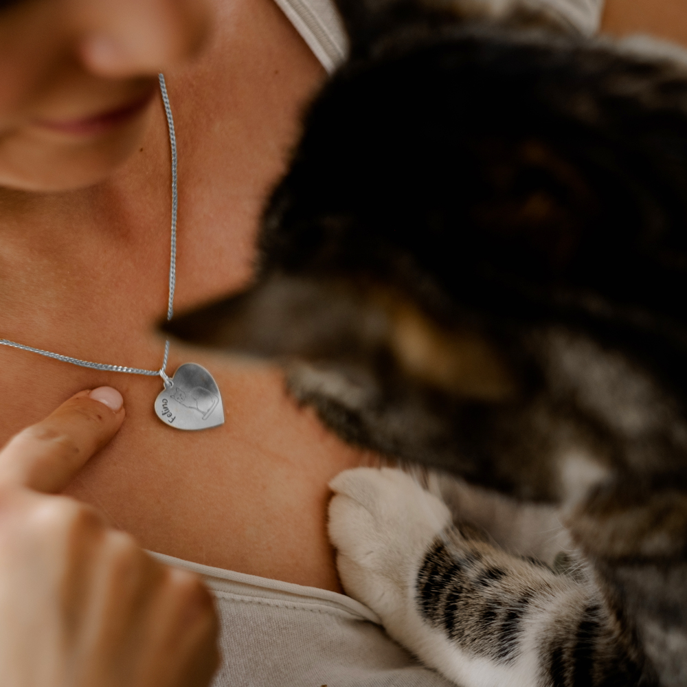 Silberner Anhänger mit Katzengravur Siamkatze