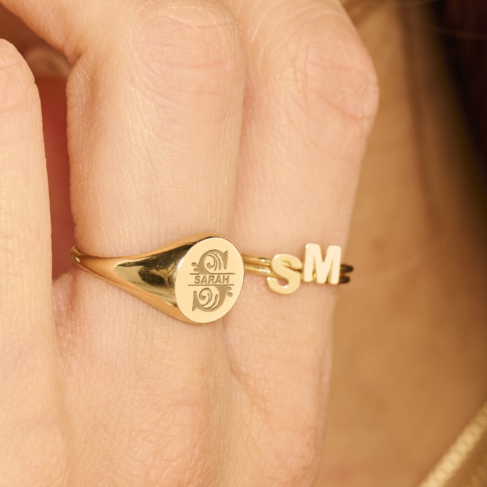 Goldener Ring mit Initial