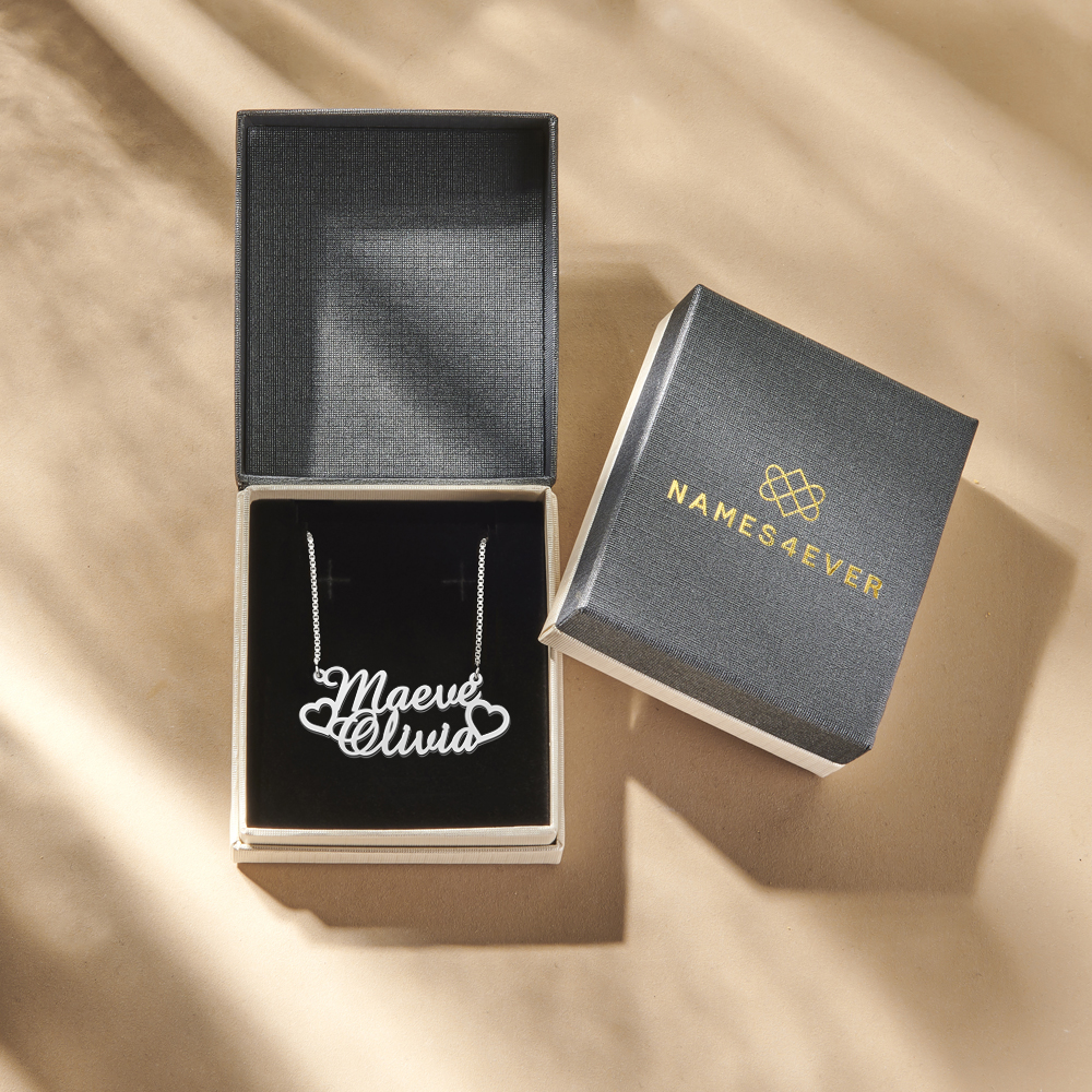 Silberne doppelte Namenskette Maeve und Olivia mit Herzen