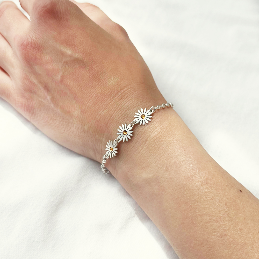 Goldener Armband mit drei Gänseblümchen mit Geburtssteinen