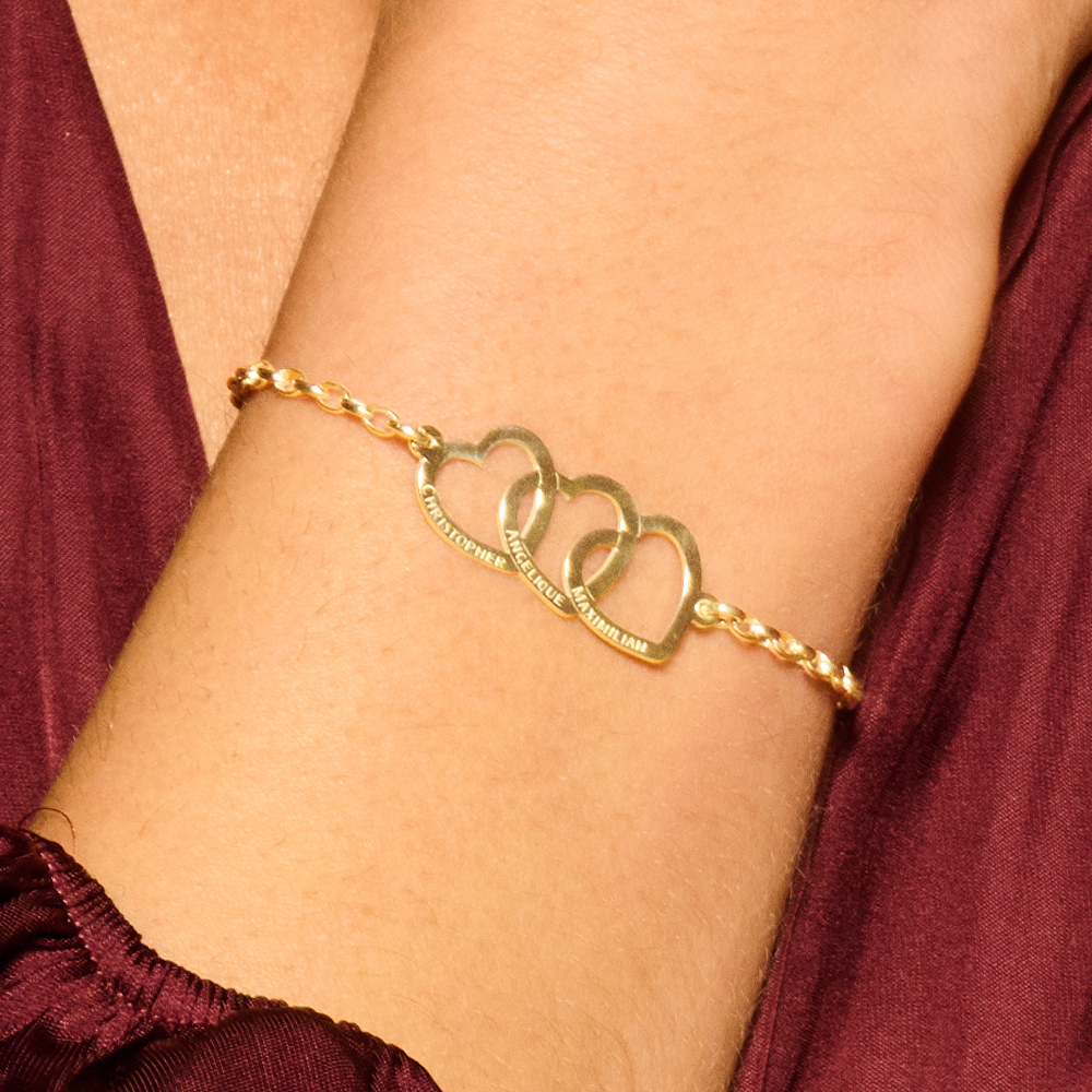 Goldenes Armband mit drei Herzen