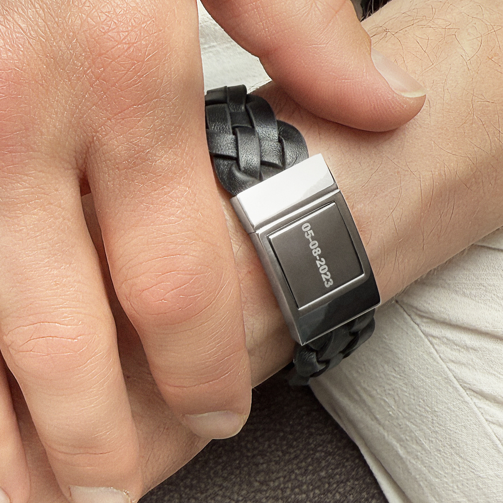 Geflochtenes Lederarmband mit Gravur