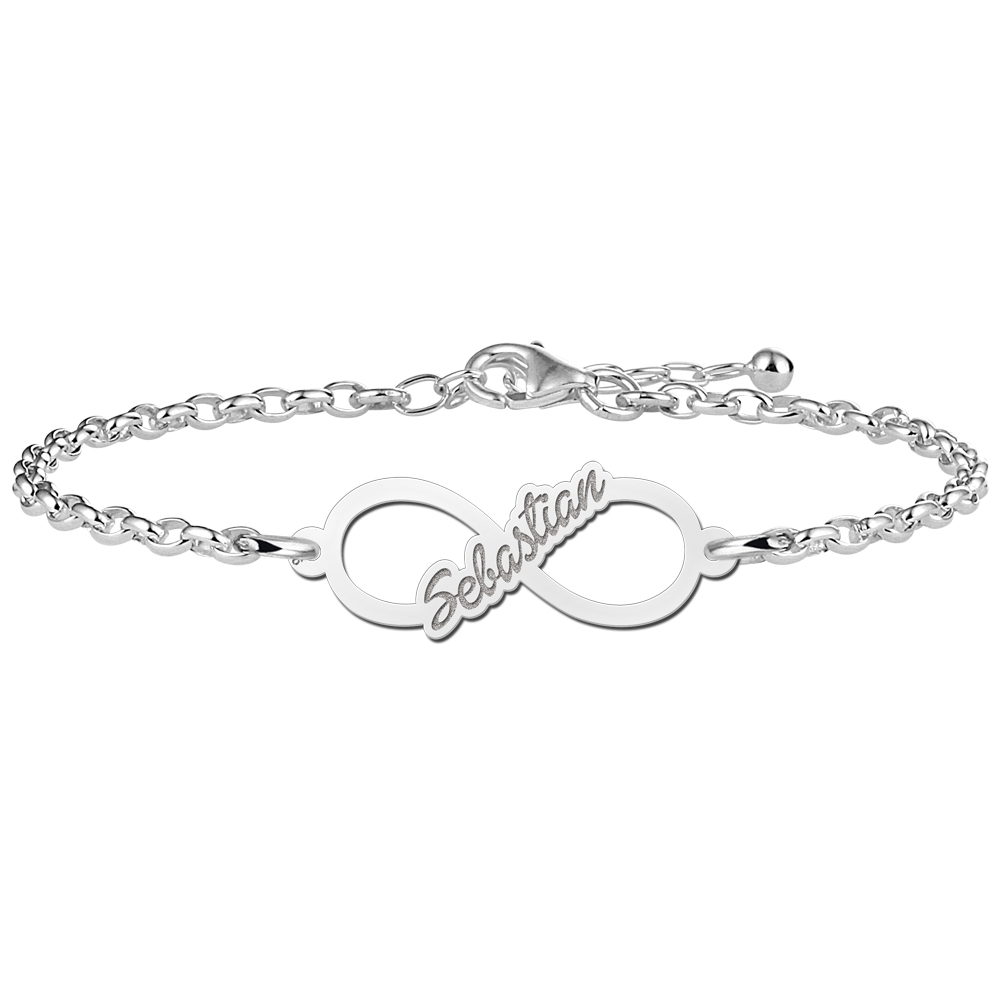 Silbernes Infinity-Armband mit geschrieben Name