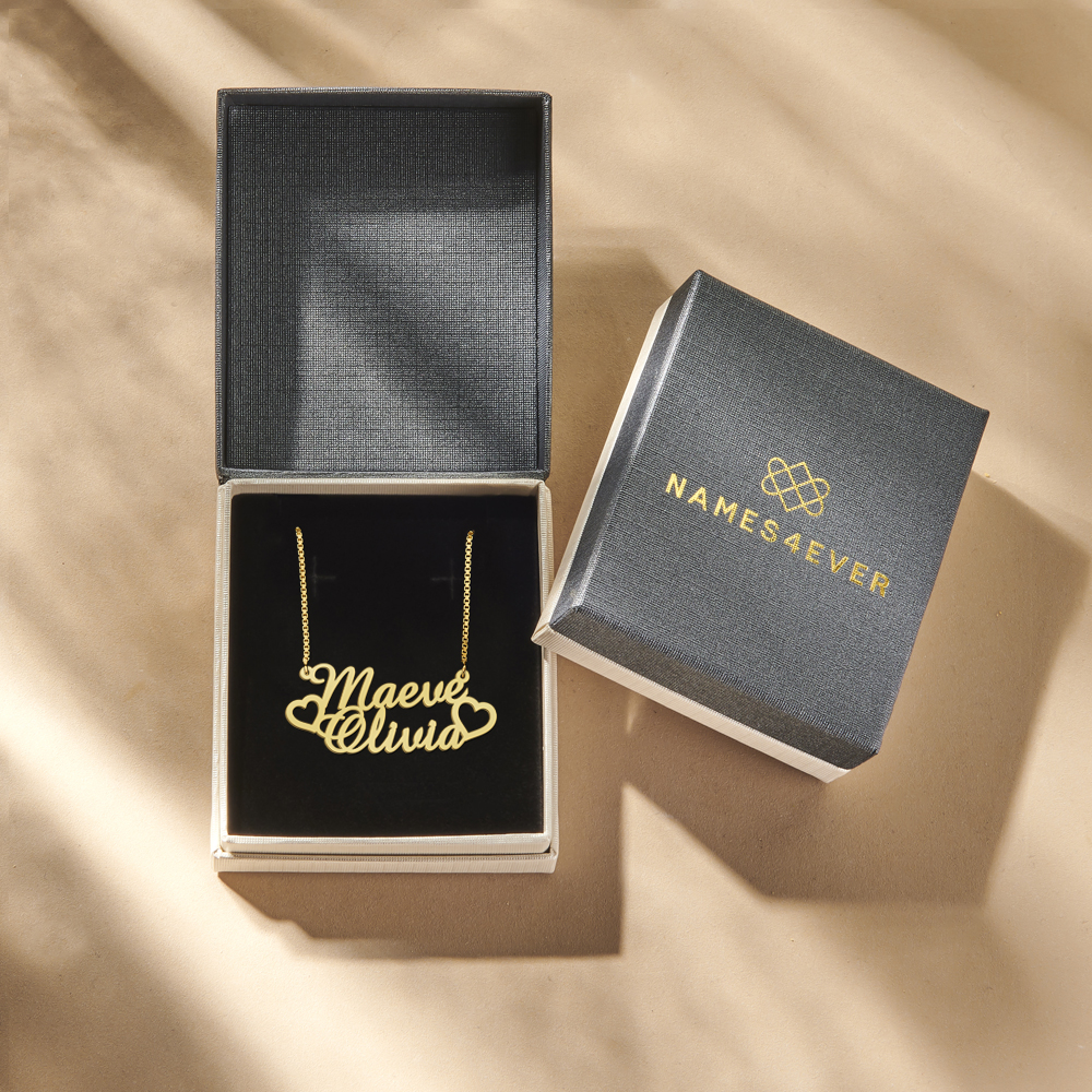 Goldene doppelte Namenskette Maeve und Olivia mit Herzen