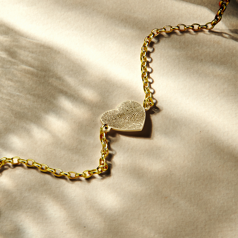 Goldenes Armband mit Fingerabdruck Herzform